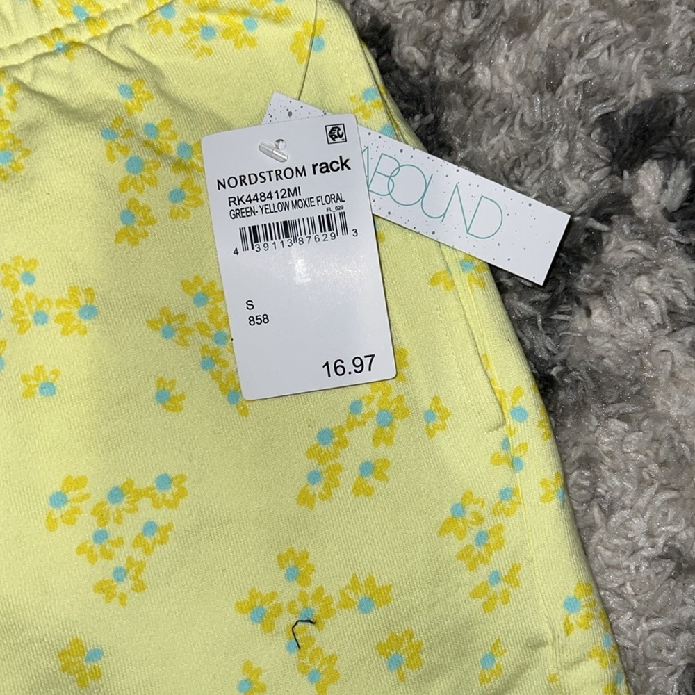 NWT: Fleece Shorts - Picture 2 of 3